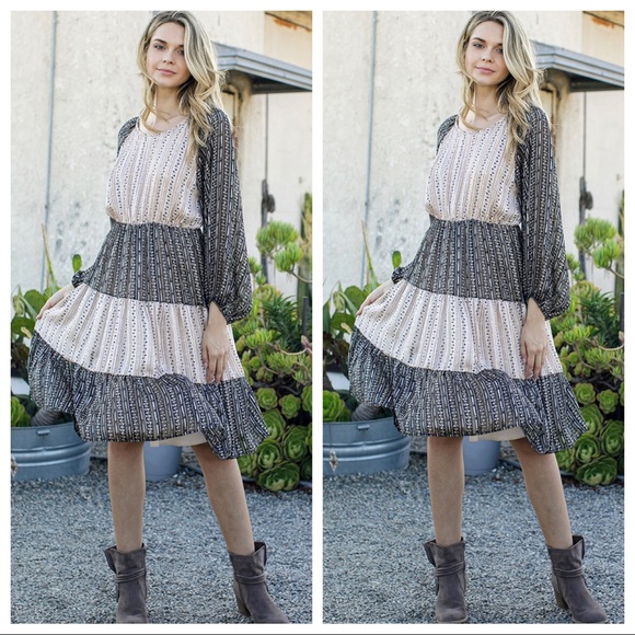 ShopEvelynne Dresses & Skirts - ✨LAST ONE✨Floral print woven color block dress